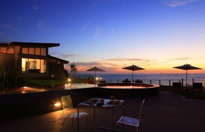 Breakfast, lunch, dinner served; pool views 