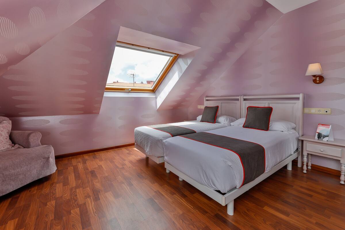 Dreibettzimmer | Schreibtisch, kostenloses WLAN, Bettwäsche
