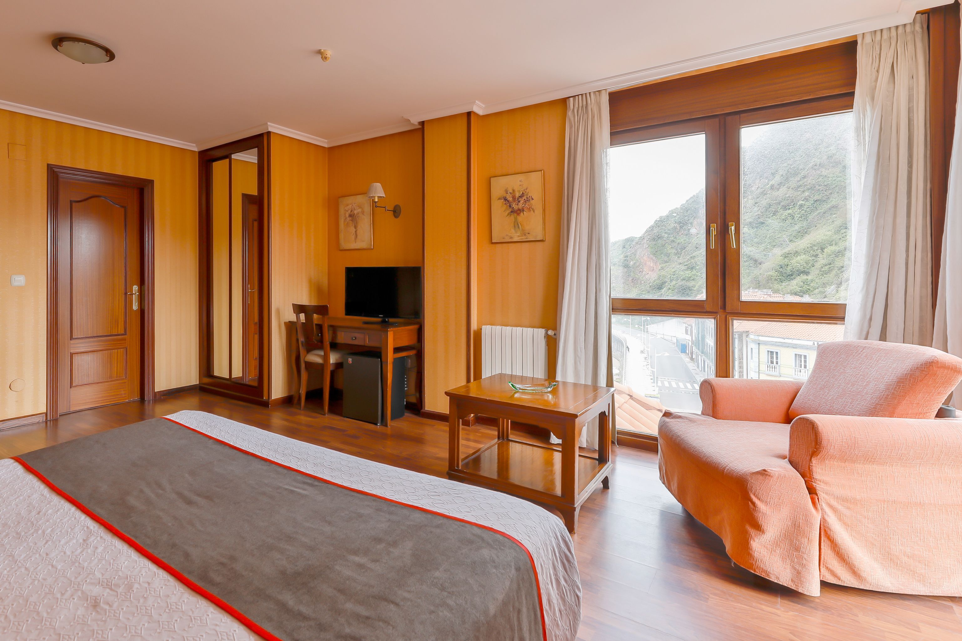 suite | desk, free wifi, bed sheets