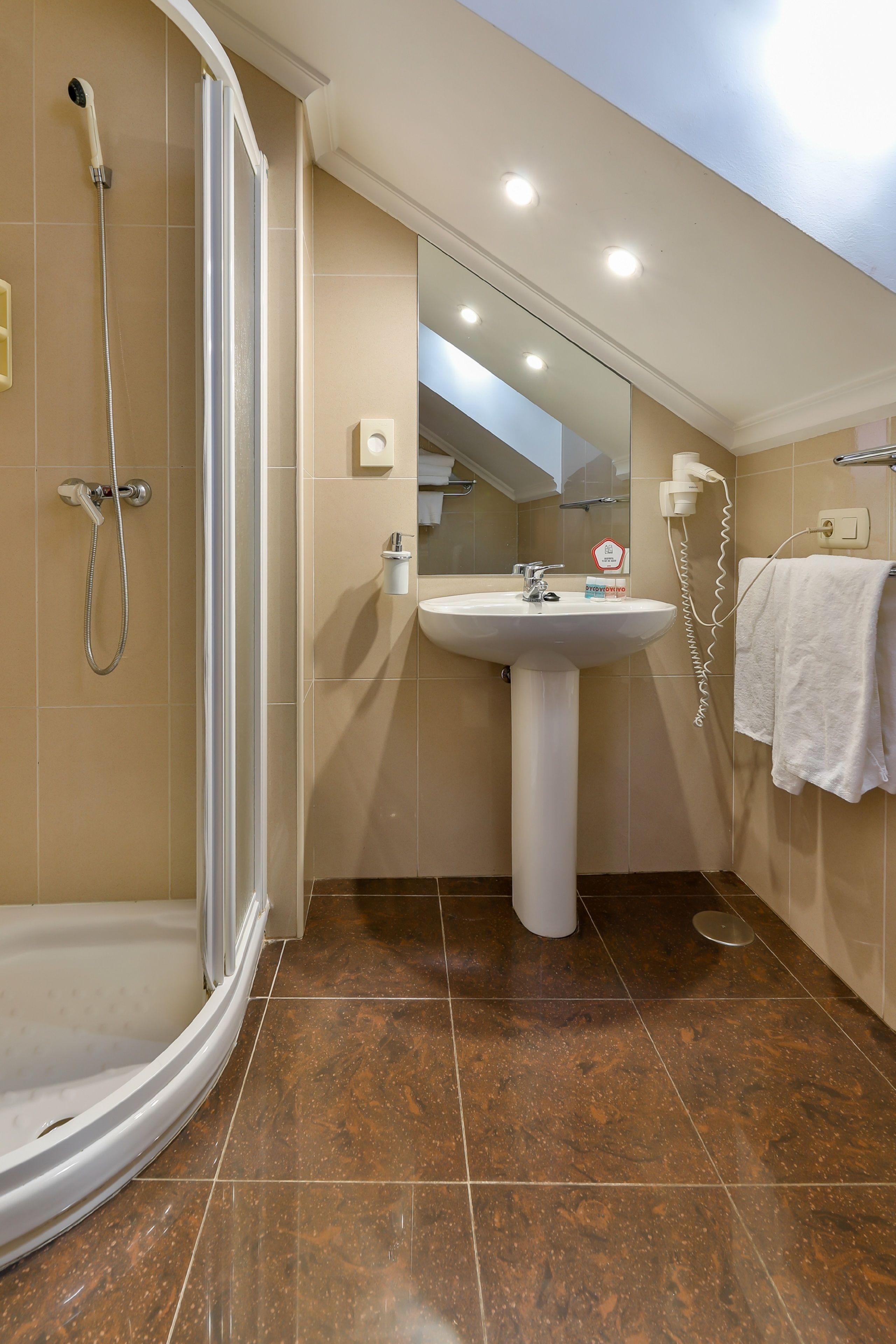 triple room | bathroom | shower, free toiletries, hair dryer, towels