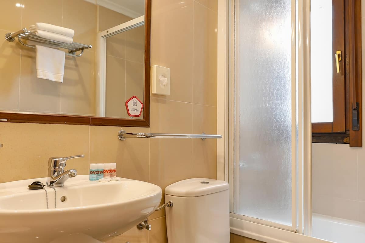 twin room | bathroom | shower, free toiletries, hair dryer, towels