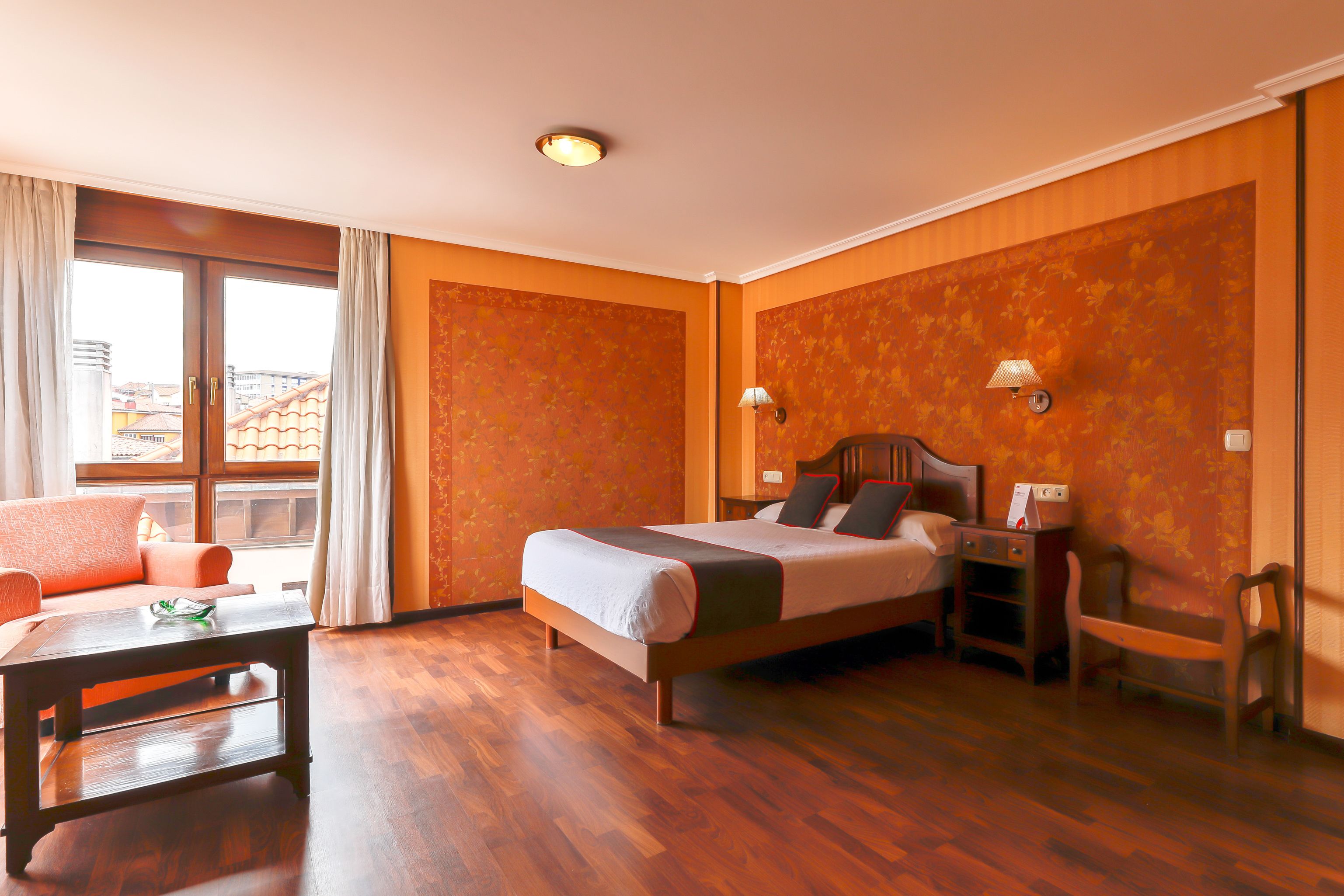 suite | desk, free wifi, bed sheets