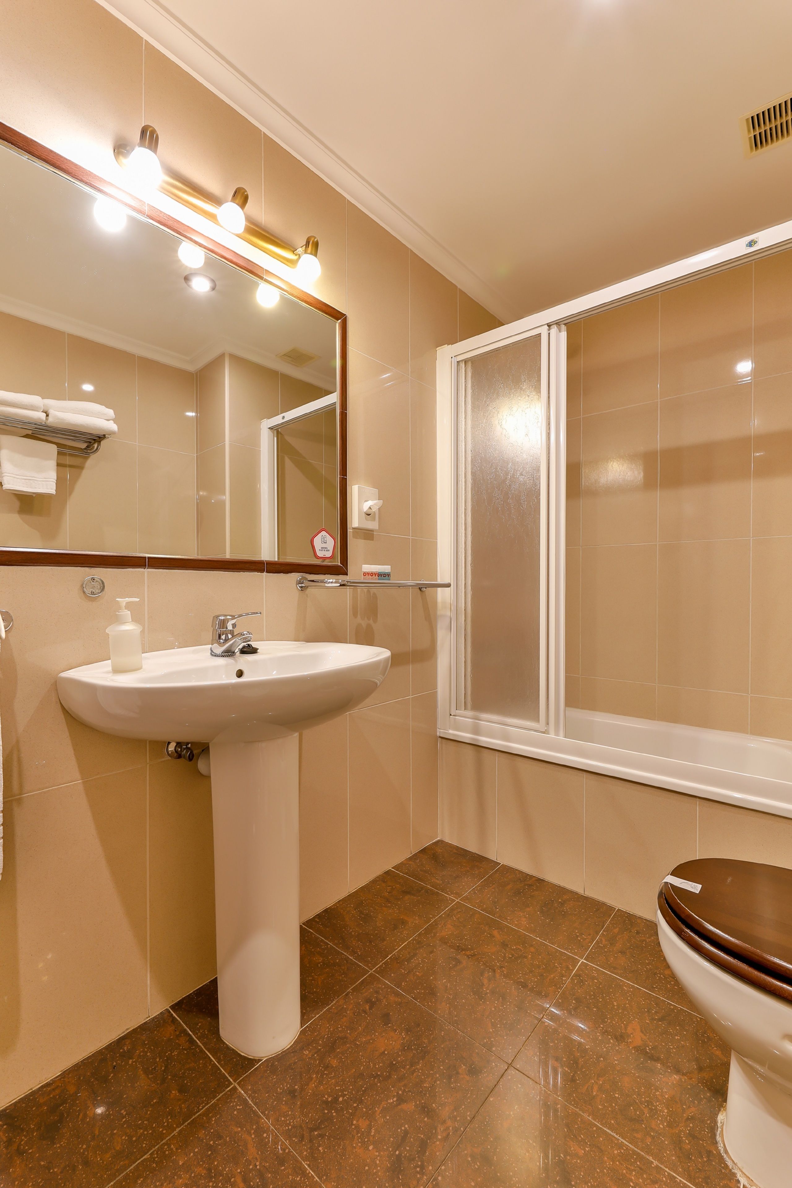 quadruple room | bathroom | shower, free toiletries, hair dryer, towels