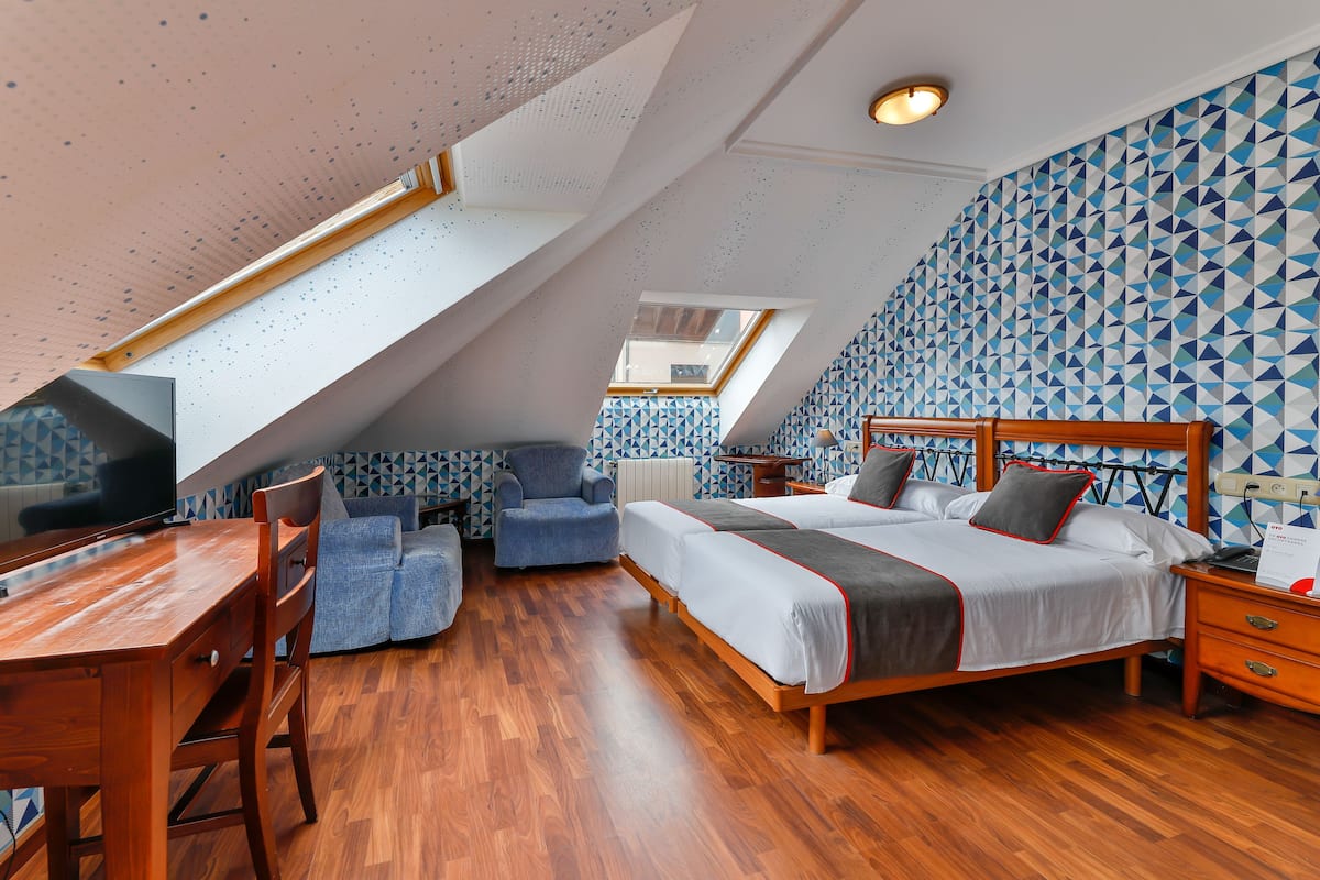 quadruple room | desk, free wifi, bed sheets