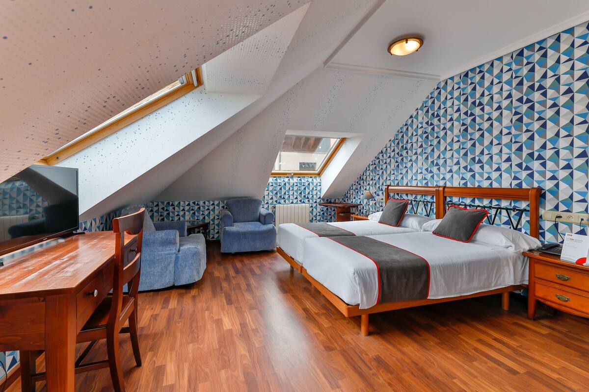 Vierbettzimmer | Schreibtisch, kostenloses WLAN, Bettwäsche
