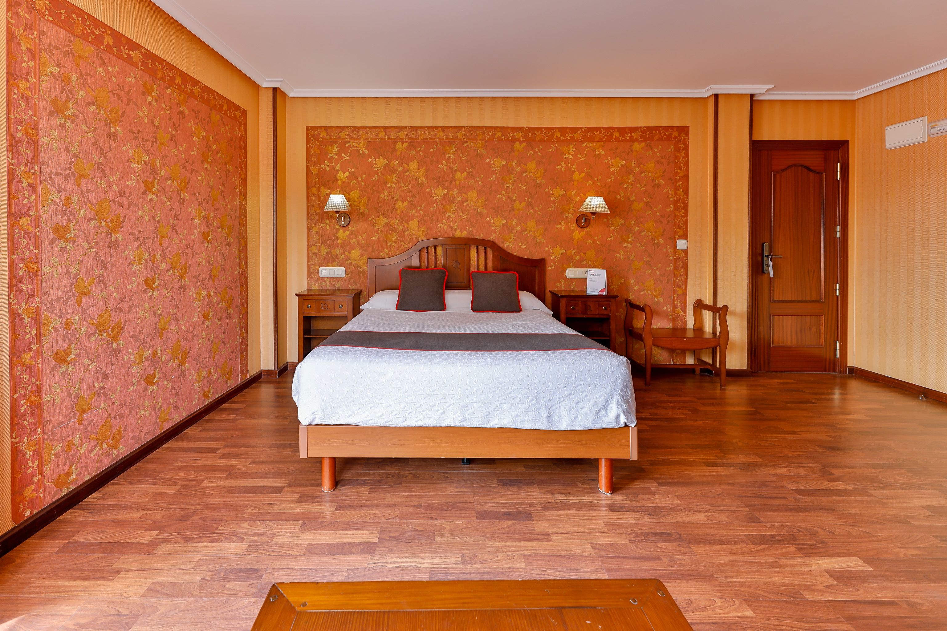 suite | desk, free wifi, bed sheets