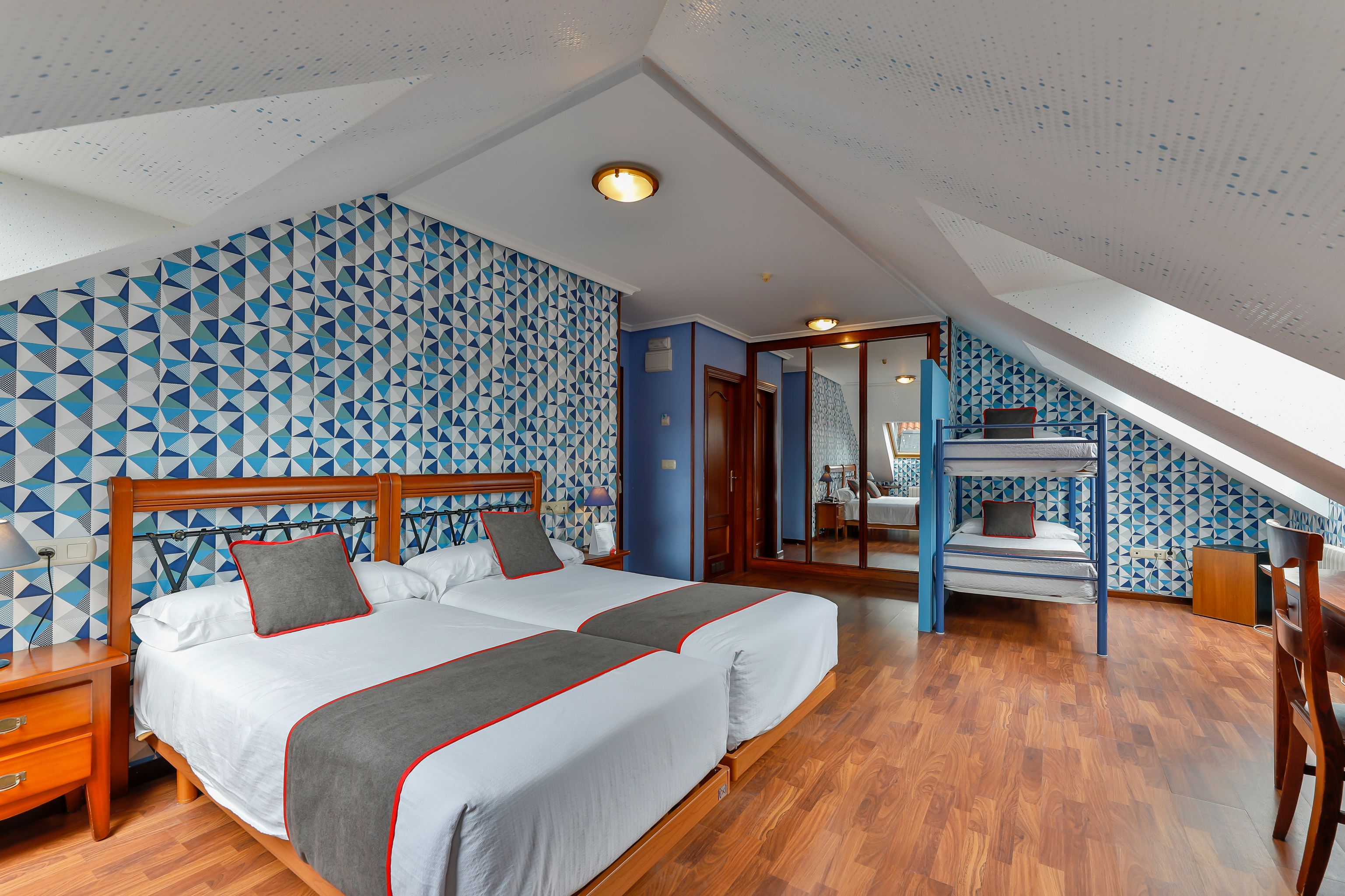 quadruple room | desk, free wifi, bed sheets