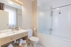 Appartement, 1 slaapkamer | Badkamer | Gratis toiletartikelen, een haardroger, handdoeken