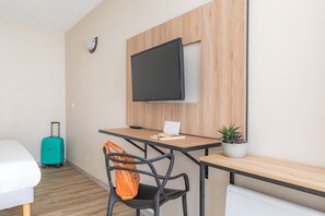 Escritorio, tabla de planchar con plancha, wifi gratis y ropa de cama