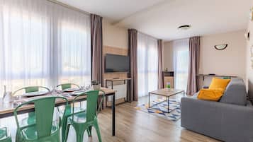 Apartamento, 2 habitaciones | Zona de estar | Una televisión de pantalla plana