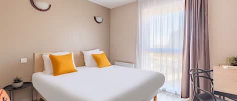 Monolocale, 1 letto matrimoniale | Una scrivania, ferro/asse da stiro, Wi-Fi gratuito, lenzuola