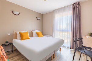 Estudio, 1 cama doble | Escritorio, tabla de planchar con plancha, wifi gratis y ropa de cama