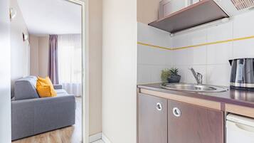 Apartment, 1 Bedroom | Private kitchenette | Fridge, microwave, dishwasher, coffee/tea maker