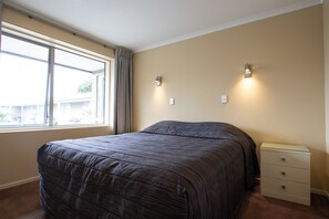 Family Apartment, 2 Bedrooms | Desk, soundproofing, iron/ironing board, free WiFi - Annabelle Motel (Hokitika)