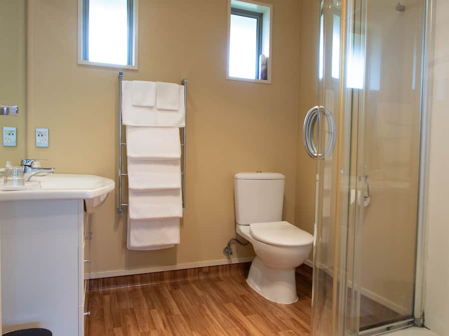 Family Apartment, 2 Bedrooms | Bathroom | Eco-friendly toiletries, hair dryer, towels