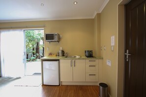Studio, Jetted Tub | Private kitchenette | Fridge, microwave, stovetop, coffee/tea maker