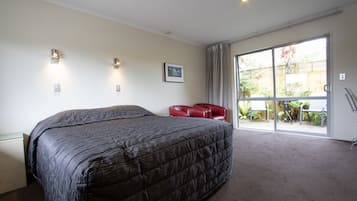 Studio, Jetted Tub | Desk, soundproofing, iron/ironing board, free WiFi