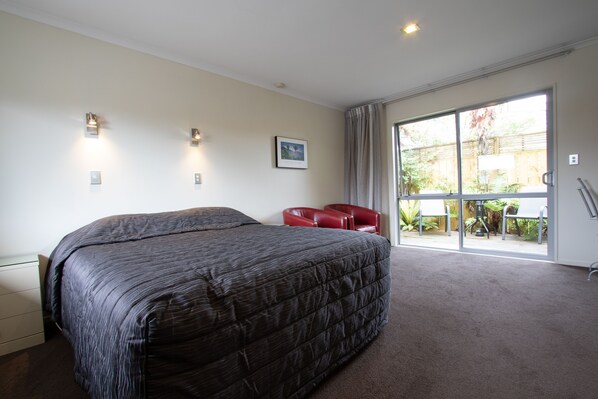 Estudio, hidromasaje | Escritorio, insonorización, tabla de planchar con plancha y wifi gratis 