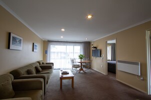 家庭公寓, 2 间卧室 | 起居区 | 电视