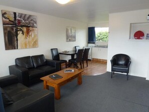 Three Bedroom Unit | Individually decorated, individually furnished, laptop workspace - ASURE Adcroft Motel (Ashburton)