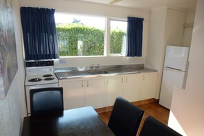 Habitación, 3 habitaciones | Cocina privada | Cafetera y tetera, tetera eléctrica, tostadora y utensilios de cocina 