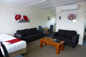 Habitación, 2 habitaciones | Decoración personalizada y muebles diferentes