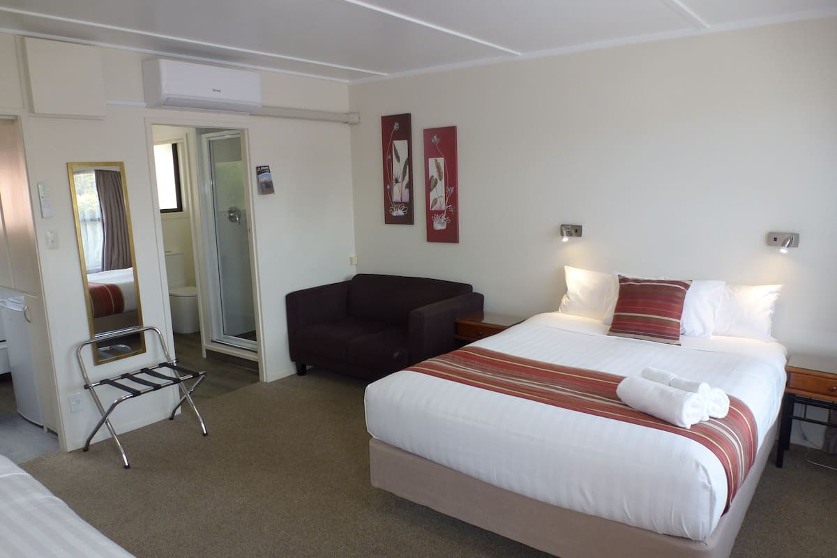 Deluxe Studio, Kitchen | 1 bedroom, individually decorated, individually furnished