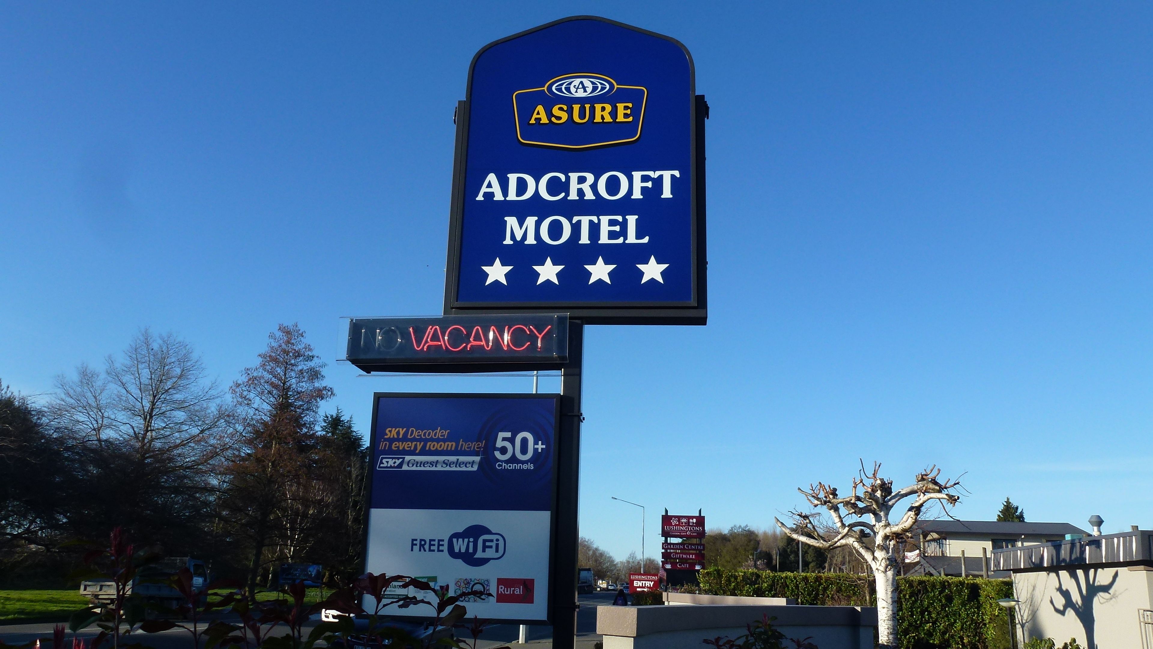 A motel sign with a vacancy notice, free Wi-Fi, and a Sky Decoder in every room.