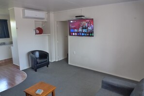 Three Bedroom Unit | Living area | Smart TV - ASURE Adcroft Motel (Ashburton)