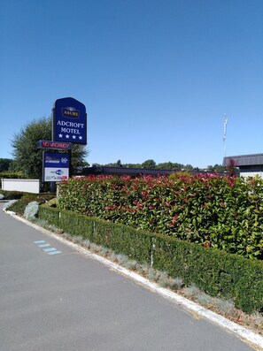 Señal de motel con aviso de 'No hay habitaciones disponibles', indicación de 50+ y oferta de Wi-Fi gratuito.