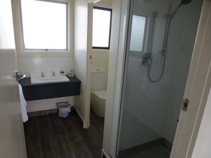 Zimmer, 2 Schlafzimmer | Badezimmer | Dusche, kostenlose Toilettenartikel, Haartrockner, Handtücher