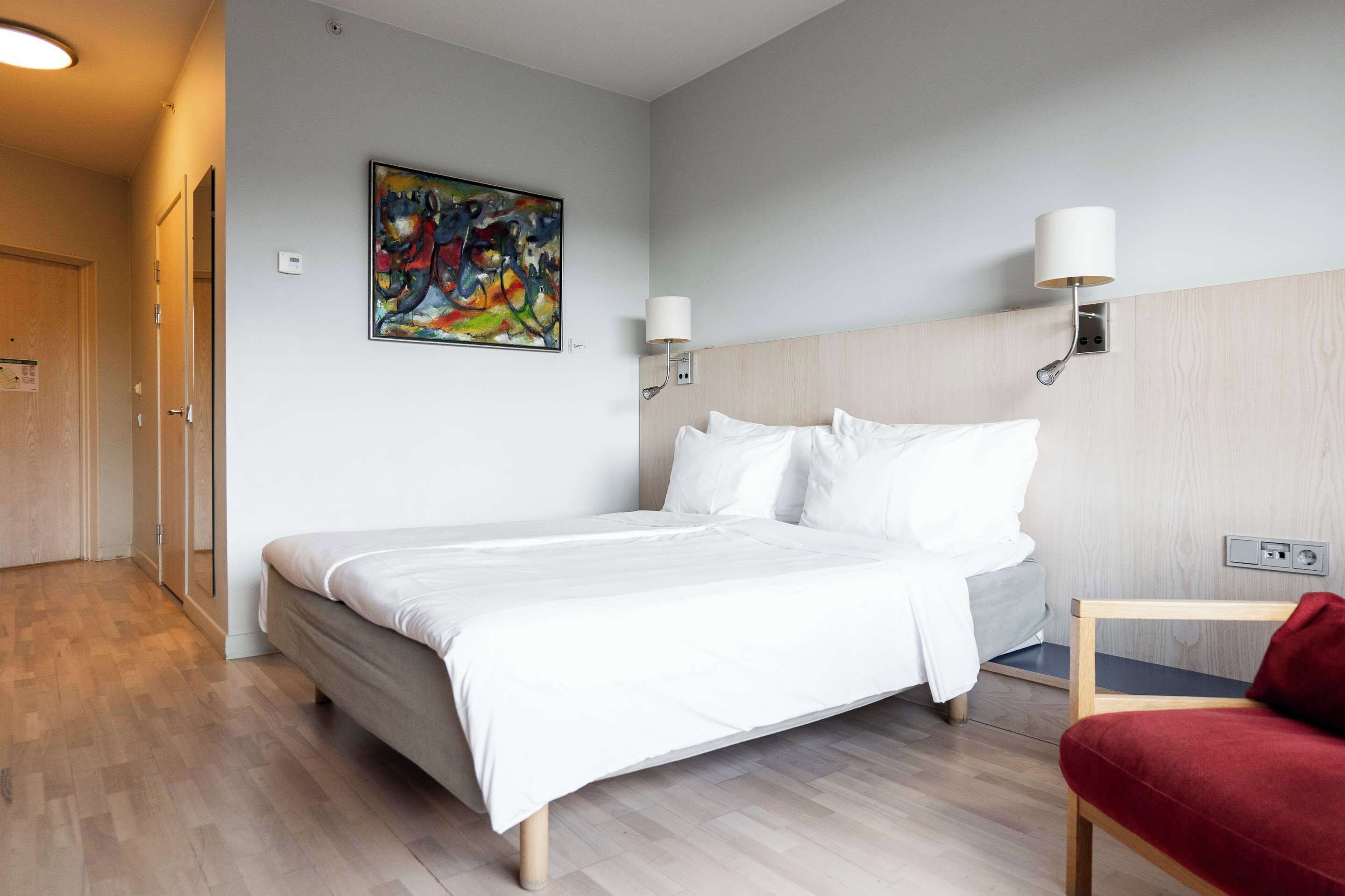 Standardrum - 1 queensize-säng - icke-rökare | Allergitestade sängkläder, värdeförvaringsskåp på rummet och skrivbord