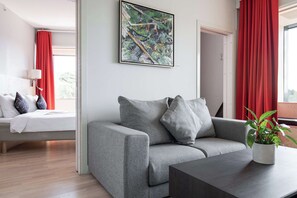 Junior-Suite, 1 King-Bett, Nichtraucher (Separate Living Room) | Allergikerbettwaren, Zimmersafe, Schreibtisch