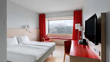 Hypo-allergenic bedding, in-room safe, desk, laptop workspace