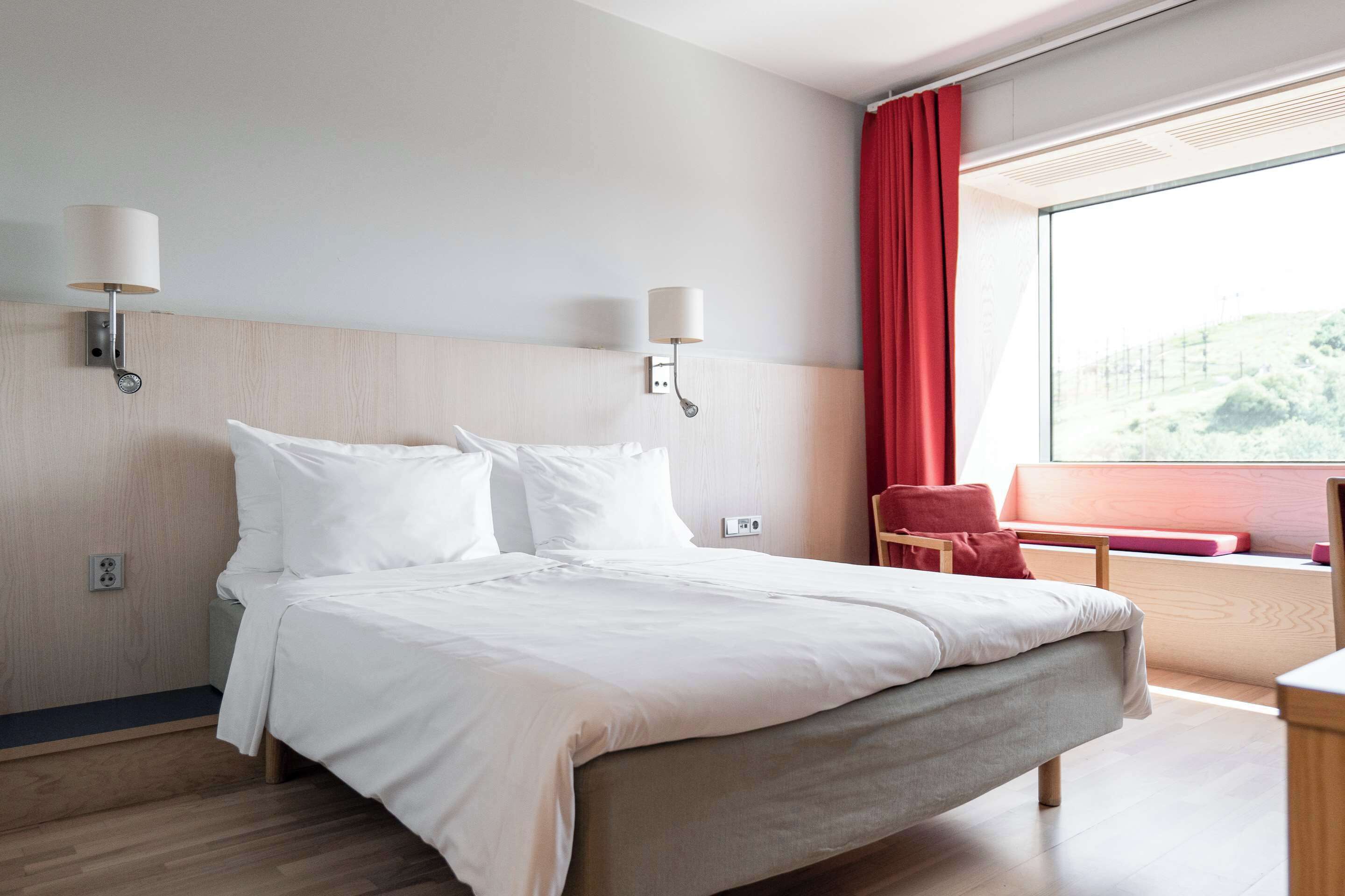 standard room, 1 queen bed, non smoking | hypo-allergenic bedding, in-room safe, desk, laptop workspace