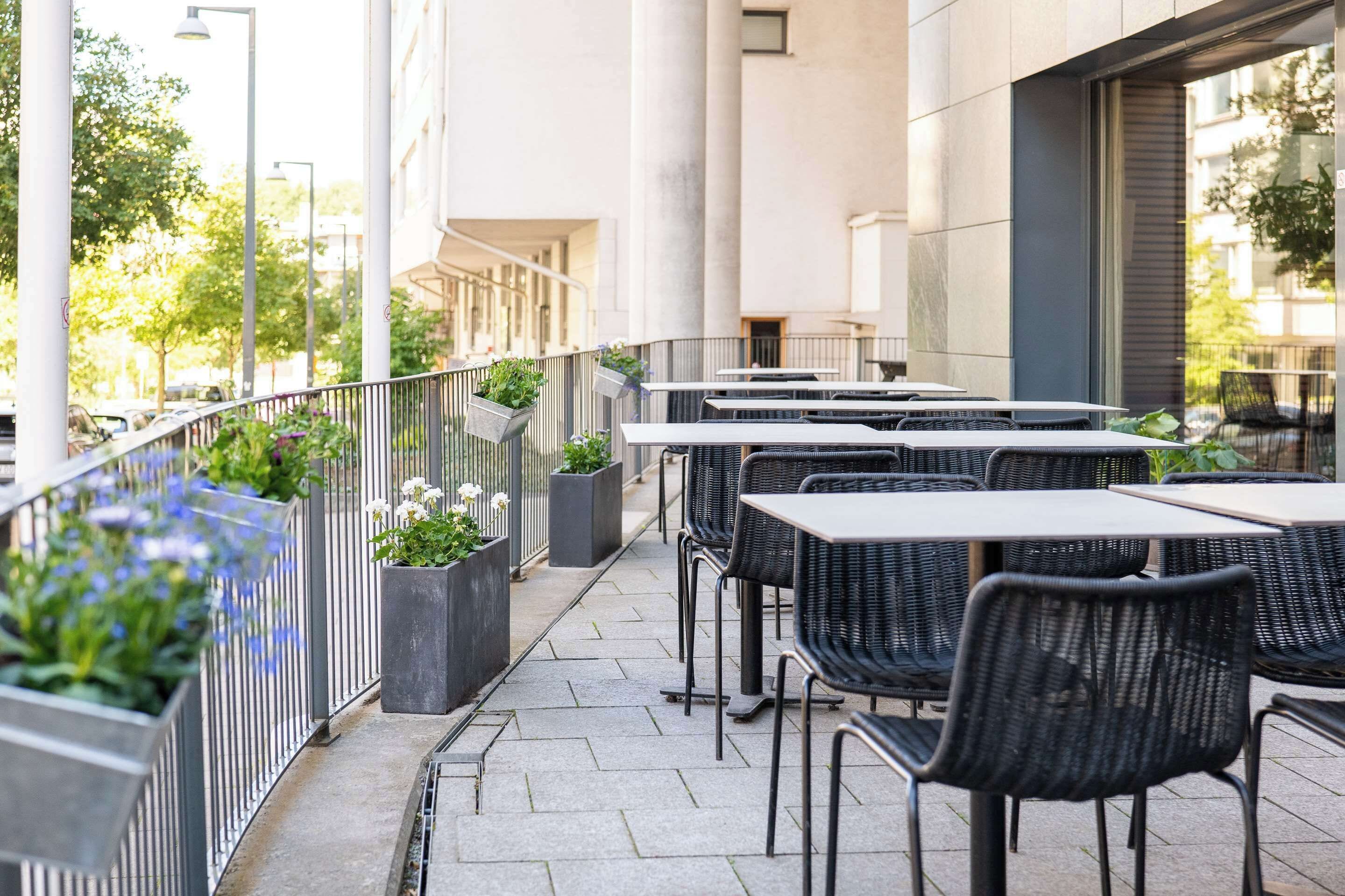 lunch and dinner served