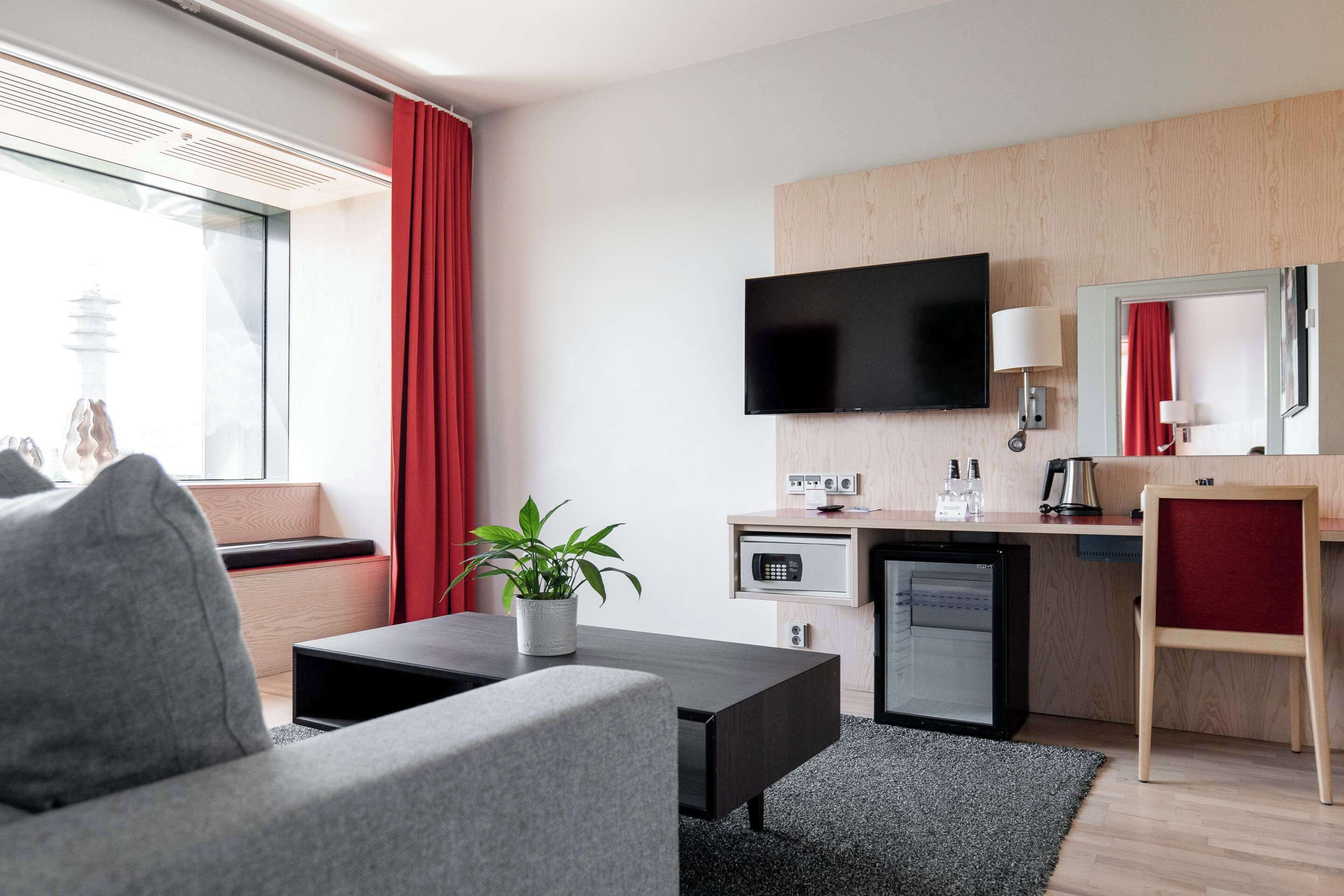 junior suite, 1 king bed, non smoking (separate living room) | hypo-allergenic bedding, in-room safe, desk, laptop workspace