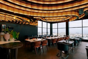 Bar (on property) - Radisson Blu Hotel Pune Kharadi (Pune)