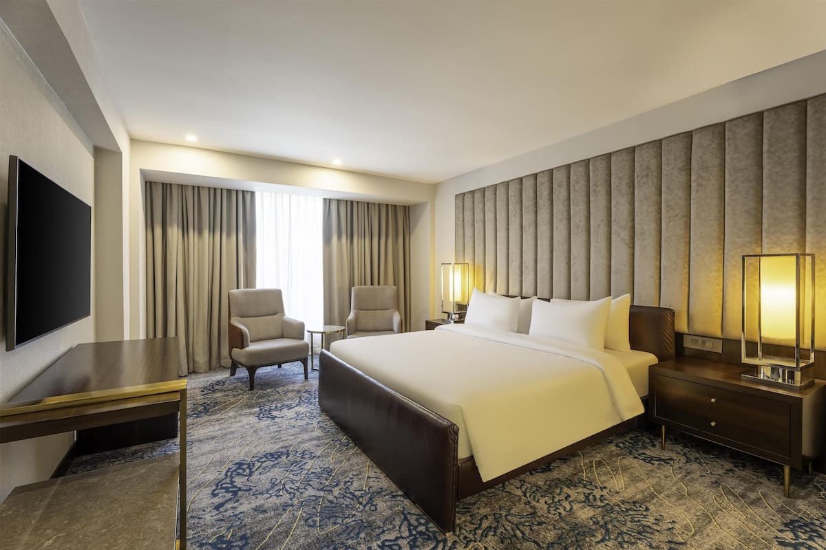 Executive Suite | 1 bedroom, premium bedding, memory foam beds, in-room safe
