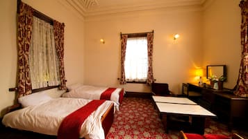 Habitación con 2 camas individuales | Minibar, caja de seguridad en la habitación y escritorio