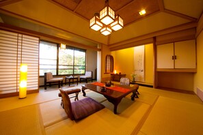 Minibar, in-room safe, desk, laptop workspace - Ryokan Wataya (Karatsu)
