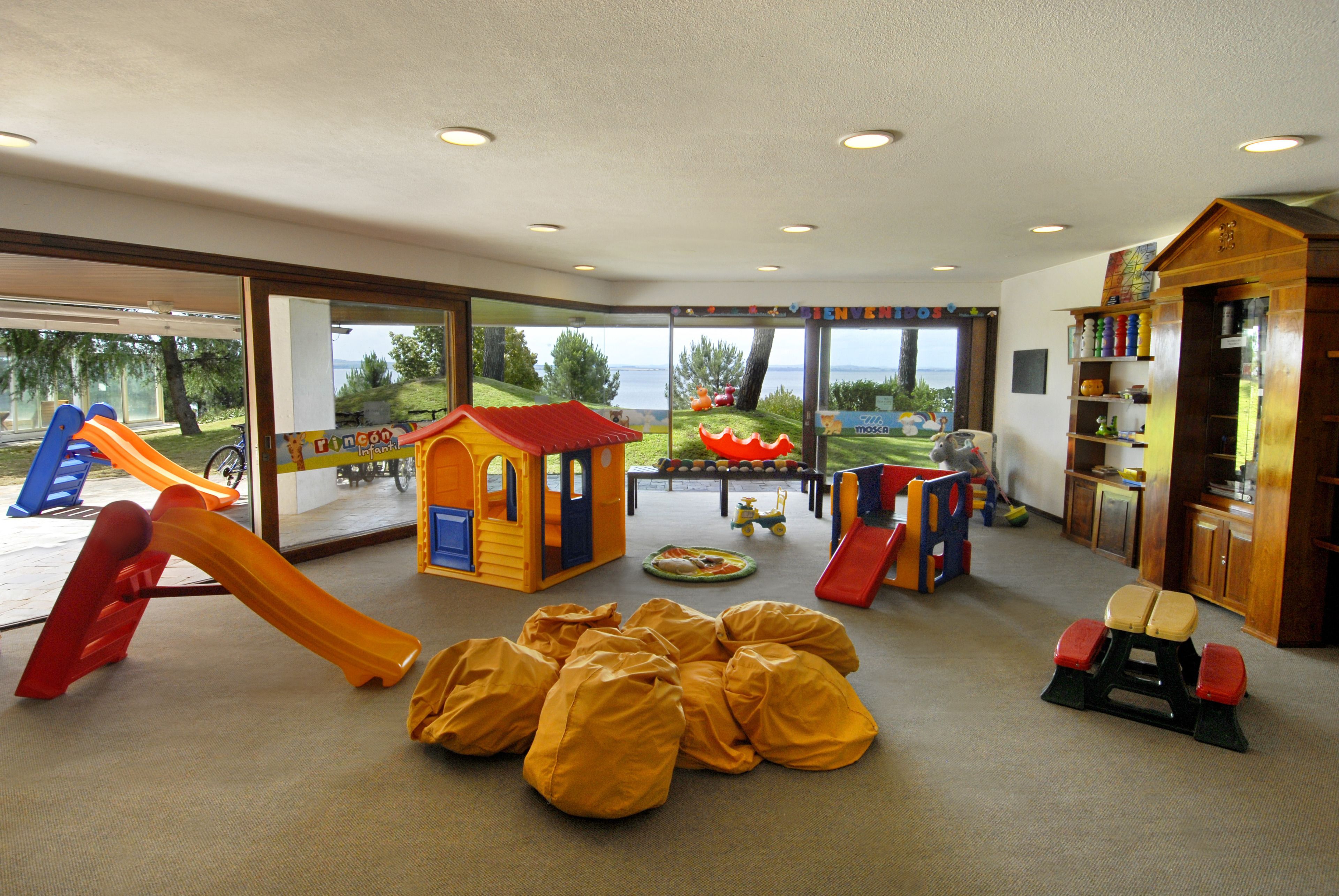 Kawasan main kanak-kanak – tertutup