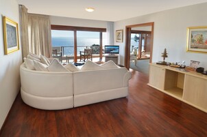 32-英寸液晶电视（配备卫星频道）、电视、桌上足球