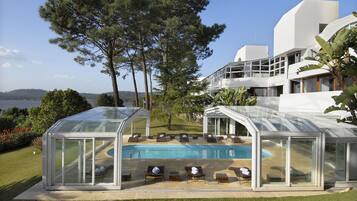 Piscine couverte, piscine extérieure (ouverte en saison)