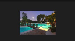 Indoor pool, seasonal outdoor pool, pool umbrellas, pool loungers - Hotel del Lago Golf & Art Resort (Punta Ballena)