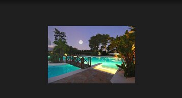 室内游泳池，季节性开放的室外游泳池，10:00 至 20:00 开放, 池畔遮阳伞, 日光浴躺椅