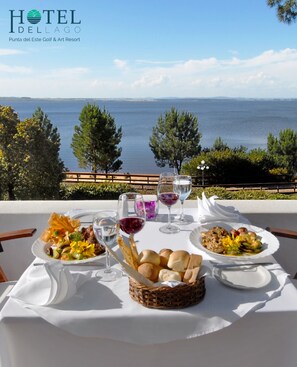 Breakfast, lunch, dinner served; international cuisine, garden views  - Hotel del Lago Golf & Art Resort (Punta Ballena)