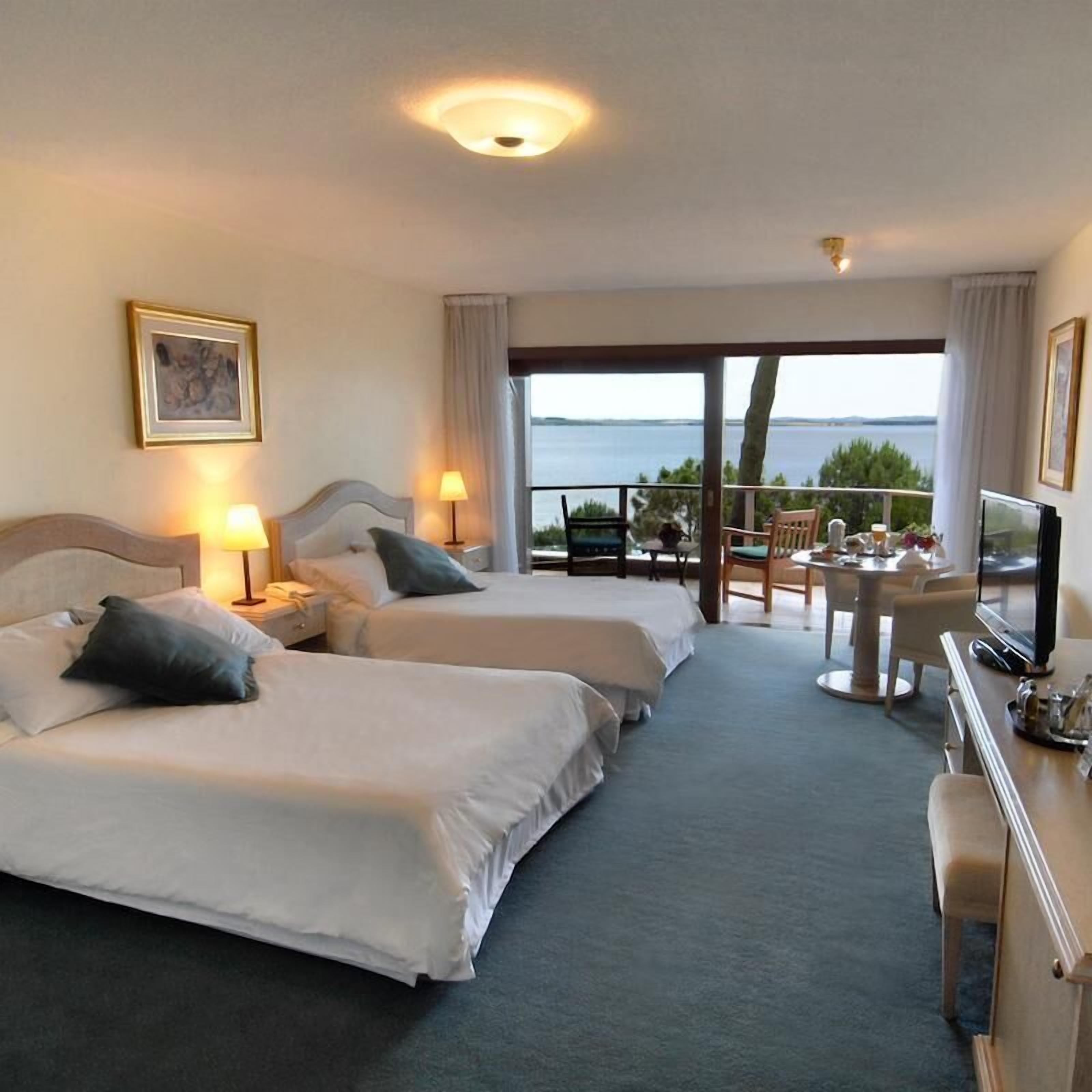 Egyptian cotton sheets, premium bedding, pillowtop beds, minibar