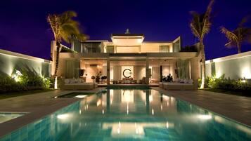 Outdoor pool, pool umbrellas