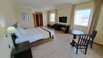 Quarto solteiro | Roupas de cama premium, frigobar, cofres nos quartos, escrivaninha